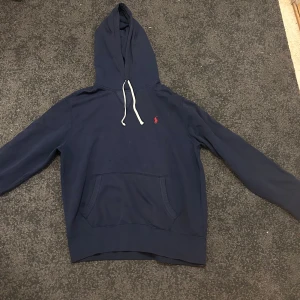 Polo hoodie - Säljer nu denna polo hoodie då den inte kommer till användning längre! Nypris 2000kr mitt pris 700kr! Självklart äkta!!!        Passar mellan 175-190 cm! Hör av dig vid frågor eller funderingar😁