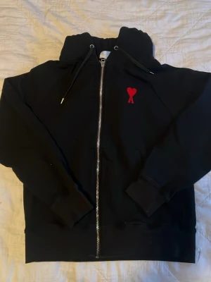 Ami Paris hoddie - Ami Paris Hoddie, i storlek L. Ej använd.                                     Storlek:L                                                                                               Märke: Ami Paris                                                                                Färg: Svart 