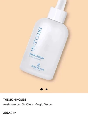 Dr. Clear Magic Serum från The Skin House - Dr. Clear Magic Serum från The Skin House är ett ansiktsserum i en frostad vit glasflaska med pipett. Förpackningen är stilren med blå text och rymmer 50 ml. Serumet är utvecklat för att behandla sebum och ge huden en fräsch känsla. Ej öppnad 