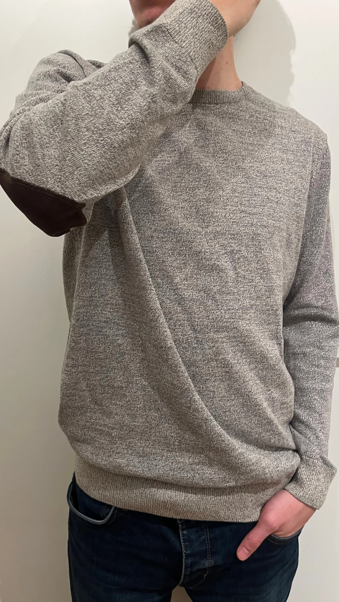 Grå stickad tröja med mockadetaljer - 2