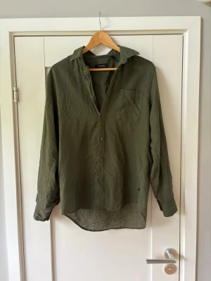 Mörkgrön linneskjorta - Snygg grön linneskjorta/overshirt perfekt nu till hösten. Köptes ny från Matinique i Barcelona för 1799kr. Säljer den nu för endast 649kr. Helt ny och aldrig använd!