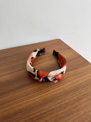 Diadem från Lindex - Är helt ny och oanvänd.