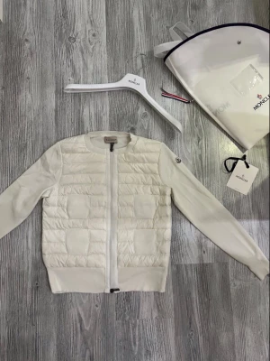 Moncler cardigan  - Hejjj, Jag säljer en jättefin Moncler cardigan då jag inte har behov av den, skicket är 9,5/10 och den har inga skador eller fläckar. Den är äkta och köpt på monclers hemsida. Allt tillbehör ingår som är i annonsen 💕