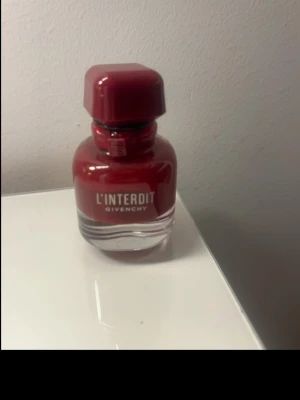 Givenchy L'Interdit röd parfym 35 ml - L'Interdit från Givenchy i en snygg röd flaska. Perfekt för dig som vill sticka ut och addera en lyxig touch till din stil. En ikonisk parfym som passar dig som gillar trendiga accessoarer. Endast test sprutad, helt ny.