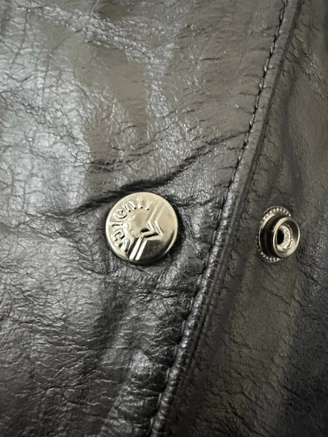 Svart skinnväst med fickor och dragkedja - 4