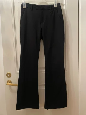 Kostymbyxa  - Säljer mina fina lågmidjade kostymbyxor ifrån Lindex i storlek 158 men passar mig som bär xs