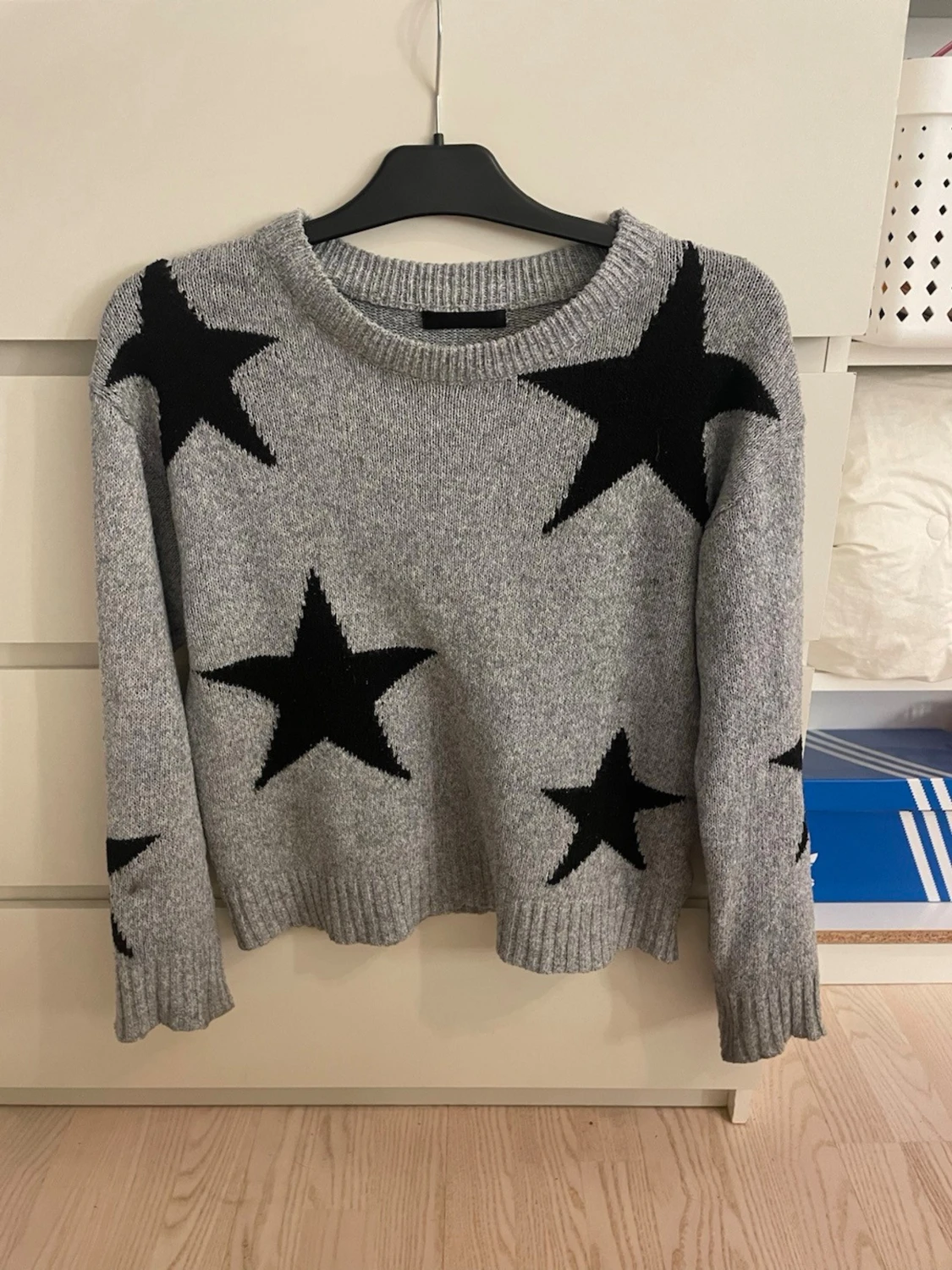 Supersöt grå stickad tröja med stjärnor på💕