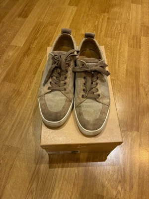 Loubs - Säljer dessa loubs! skorna är i stl 41.5 och orginal box fås med skorna är i bra skick skulle bara behövas tvättas upp pris 3400 tar emot bud bara skriva vid frågor eller fler bilder!