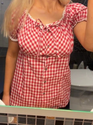 Rutig blus - Supergullig röd rutig blus. Jättefint skick
