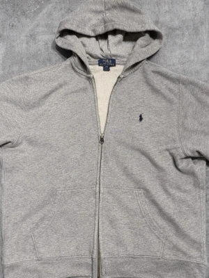 POLO RALPH LAUREN TRÖJA - Säljer en polo ralph lauren tröja, Storleken är 14-16 och passar runt 155-165