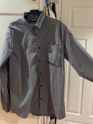 Sail Racing skjorta  - Säljer nu denna snygga skjorta i storlek L. Helt nyskick ej använd och taggen sitter på. Köpt för 1200kr säljer för 799kr. Vid intresse eller om ni vill ha mer info är det bara att höra av sig!