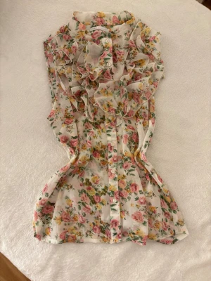 Blommig topp   - Supersöt i blommig mönster st S 