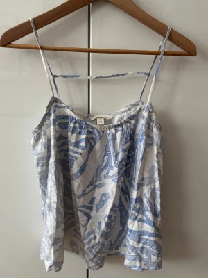 Blåvit mönstrad linnetopp från H&M - Säljer det här mönstriga blå-vita linnet från H&M i storlek xs. Skit snygg till sommarn, passar till allt 