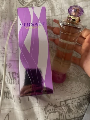 Versace Woman Eau de Parfum - Versace Woman Eau de Parfum, 50 ml. Ord pris runt 600kr