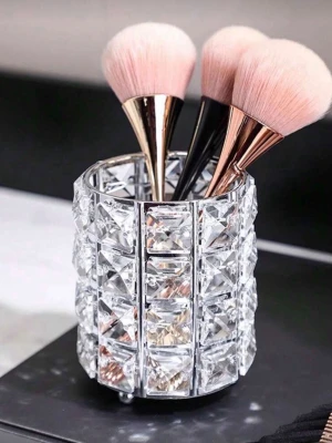 Lyxiga sminkborstar i kristallhållare - Säljer ett set med tre sminkborstar med mjuka, rosa borst och eleganta metallhandtag i guld och svart. Borstarna står i en glittrande hållare dekorerad med stora, klara kristaller som ger en exklusiv känsla till ditt sminkbord.