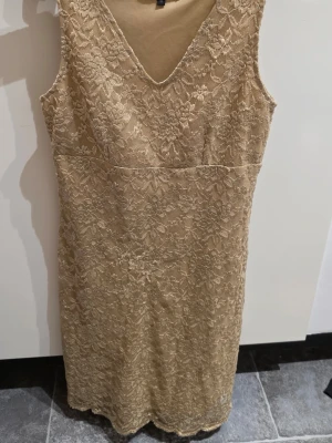 Guld jaqueline de young klänning S  - Gildig klänning strl S 
