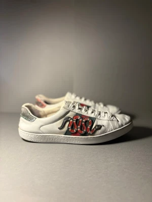 Gucci ace skor  - Gucci ace skor . I storlek 44 , inget med kommer . Helt okej skicka förutom där bak . Skorna i sig går att matcha med lätt 