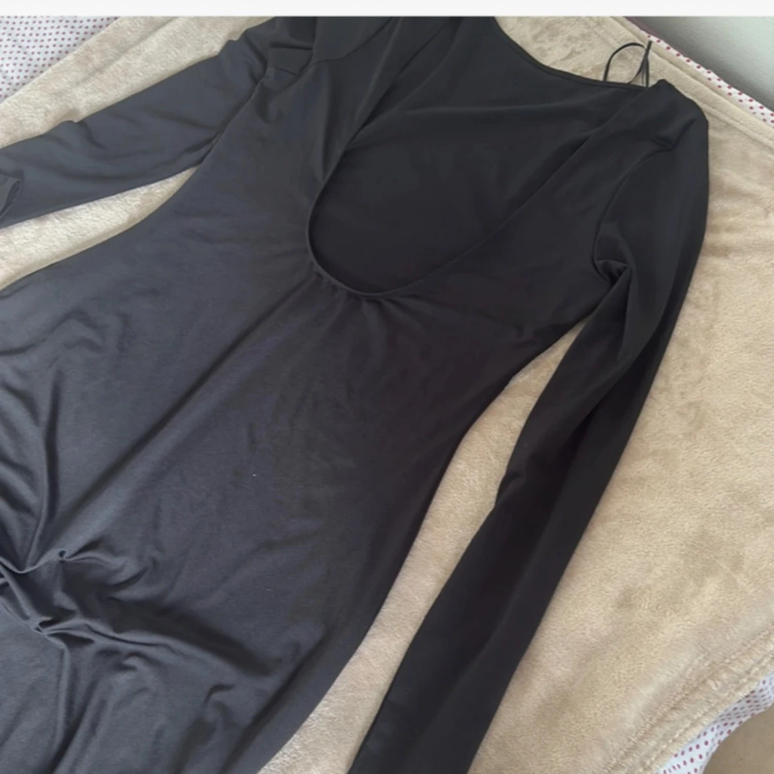 Svart långklänning med öppen rygg - 1