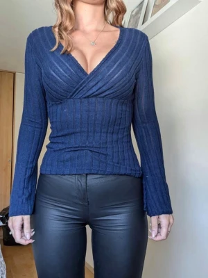 v- ringat topp - Xs - Säljer en helt ny oanvänd tröja från shein, i storlek Xs. säljer pågrund av har massa andra tröjor, första bilden är lånad kan skicka mer bilder!❤️väldigt skön material färgen är svart!!