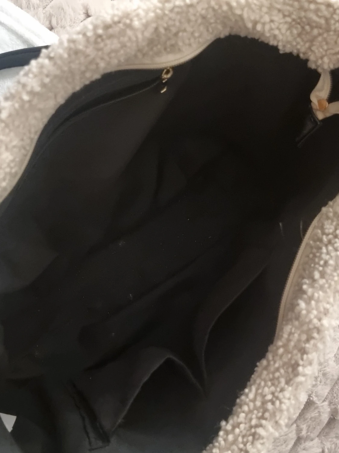 Svart stor väska med teddy-detaljer - 1