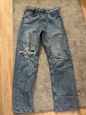 Jeans - Raka jeans med hål