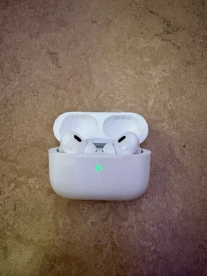 AirPods Pro gen 2 - Säljer nu mina AirPods Pro gen 2 då jag fått nytt par nu i jul. De är använda 2 gånger och har över 1 år av Apple care+ kvar vilket även bevisar på äkteheten
