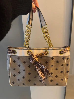 Snygg handväska  - skit snygg vintage väska med bra med utrymme🥰