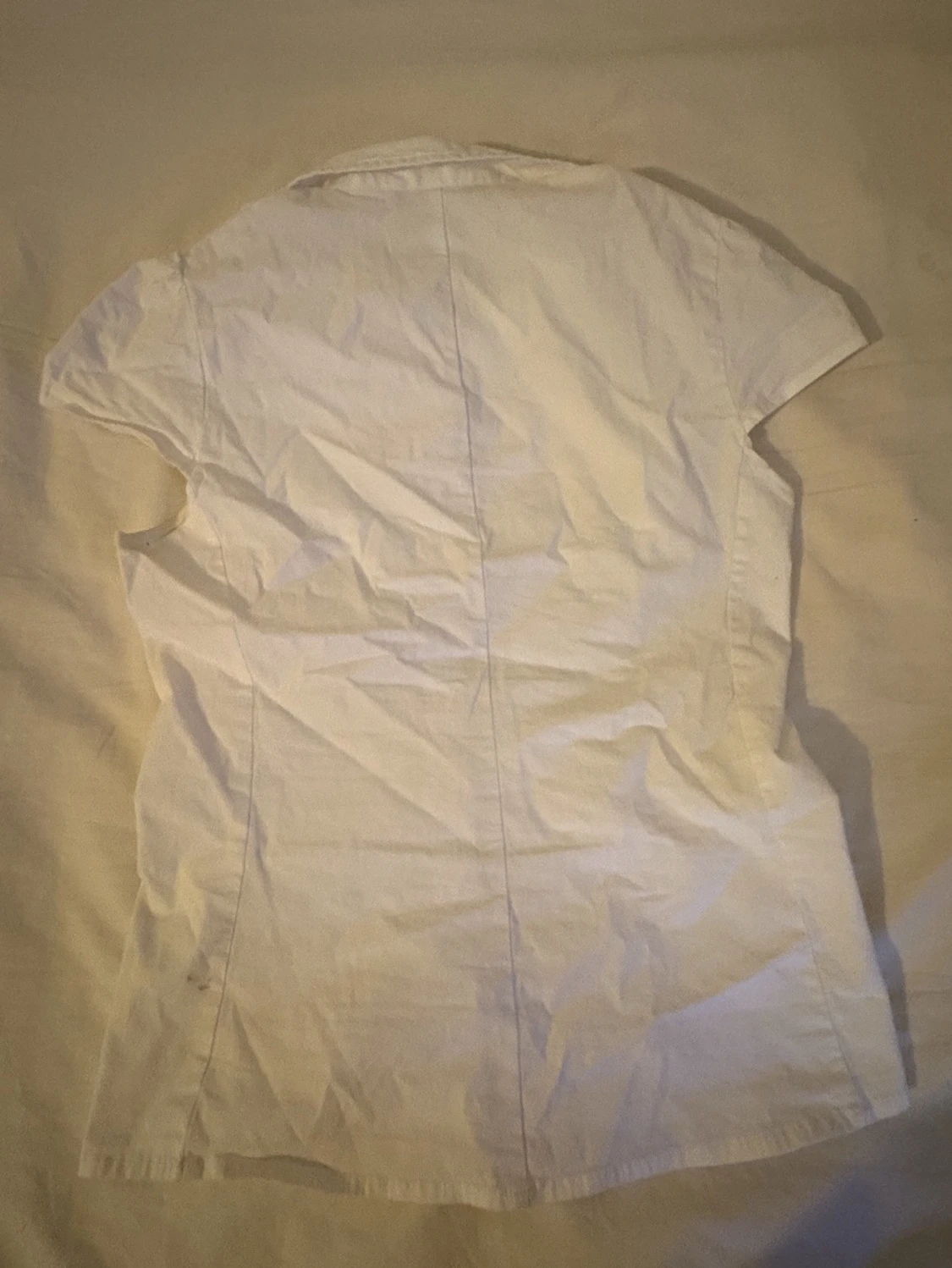 Vitt figursydd kortärmad skjorta från brandy Melville  - 2