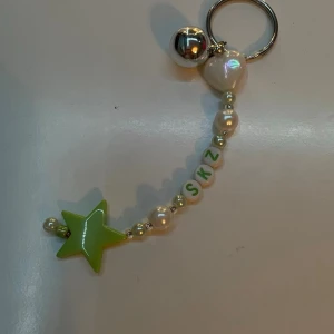 Stray kids nyckelring - Jag gör dessa helt själv. Vill du ha med någon annan text eller färg så e det bara att skriva så får vi se om jag kan fixa