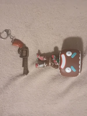 Ingen väst synlig på bilderna - Hej skulld vilja sälja denna fortnite papperkaka gubben jag är ny och det här skulle gärna vara min första säljning och mini pistolen kan du tex, hänga på din nyckel 