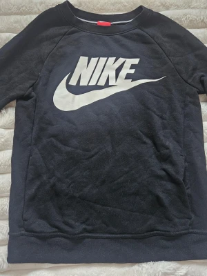 Nike sweatshirt i storlek XS - Endast använd ett fåtal gånger, därav väldigt fint skick 🌸 lite skrynklig då den legat i byrålådan 