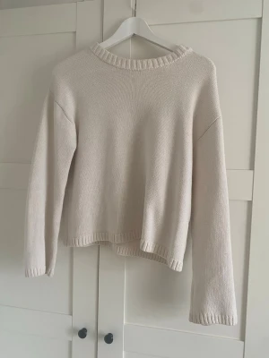 Vit stickad från gina - Vit stickad tröja från Gina tricot. Passar till allt och är väldigt mjuk och skön. Bra kvalitet 