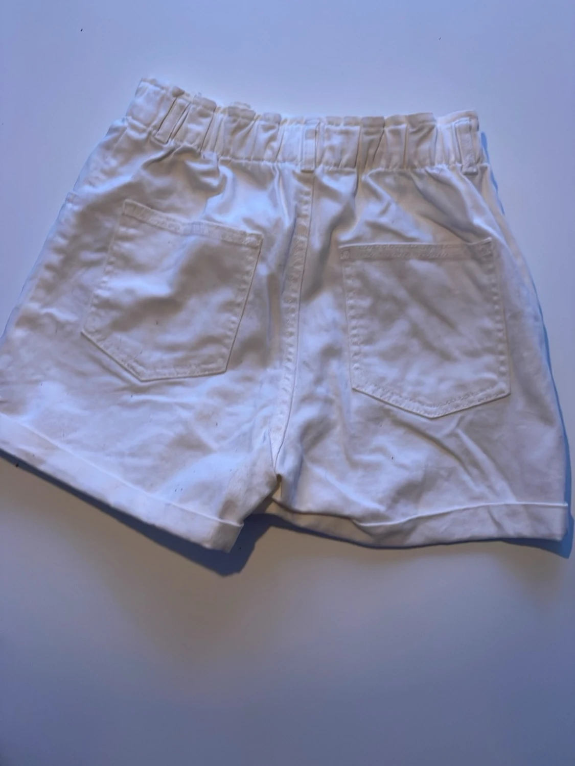 Vita högmidjade shorts från H&M - 2