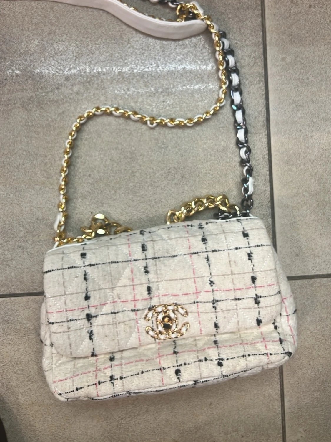 Brun axelväska med nitar och hjärtan - 1