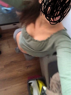 Grön croppad topp från Bik Bok - Säljer en grön croppad topp från Bik Bok i storlek S. Toppen har offshoulder-design, långa ärmar och ribbad struktur. Fina volangdetaljer vid halsringning, ärmslut och nederkant ger en extra touch. Perfekt att styla med höga jeans eller kjol.