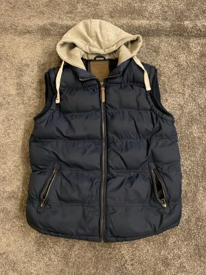 Mörkblå dunväst från Cedarwood State - Säljer en fet mörkblå väst ifrån Cedarwood State.  Säljer för att bli av med grejer i min garderob, även därifrån kommer priset. Fråga gärna vid frågor!   KOLLA IN MIN PROFIL FÖR KLÄDER TILL ETT BARNSLIGT PRIS 🏆 