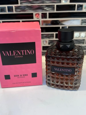 Valentino Donna 100ml - Valentino Donna Intense 100 ml. Skulle nog säga att det är ungefär 88ml kvar :) inget fel med flaskan eller kartongen och allt skickas hem! Har du fler frågor så är det bara att skriva till mig😁