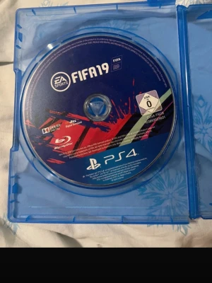 FIFA 19 PS4 - Original FIFA 19 game for PlayStation 4 by EA Sports. The disc is in good working condition and has been tested. ✔️ Authentic PS4 Blu-ray disc ✔️ Works perfectly ✔️ Ideal for football & FIFA fans Please note: This listing is for the game disc (as shown in the pictures). Ships quickly and securely. Feel free to message me if you have any questions! Condition: Good Platform: PlayStation 4 (PS4) 
