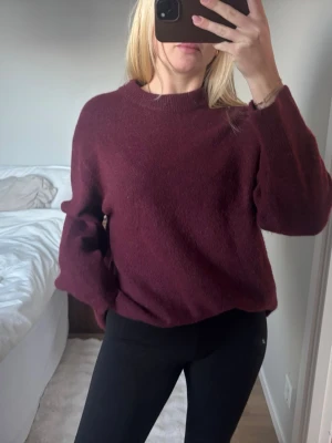 Vinröd stickad tröja med loose fit - Mysig vinröd stickad tröja med rund hals och långa ärmar❤️