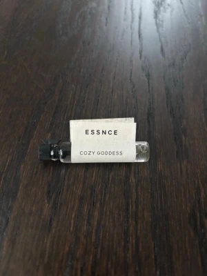 Essnce parfym - Essnce parfym ”Cozy goddess” 2ml, endast doftat på. Nypris 45kr.☺️