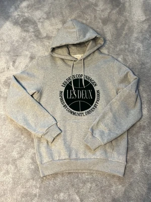 Hoodie från LES DEUX - Nypris 1200kr, i princip helt ny testad en gång , trodde jag skulle använda den igen men blev ej så. Inga defekter alls. Skit snygg 