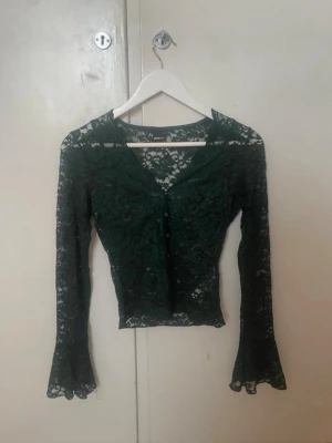 Spetströja  - Jättesnygg tröja från Gina tricot! Aldrig använd så i toppenskick. 💓