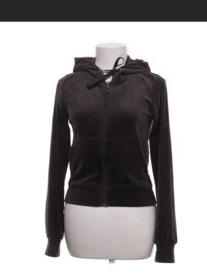 Brun mjukis zip tröja från Gina Tricot xs - Brun mjukis velour zip tröja från Gina Tricot i storlek xs. Mycket mjuk o skön. Har haft på mig den bara några gånger och därför är den i mycket bra skick.