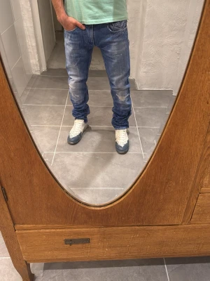 Replay jeans  - Ett par snygga byxor från Replay i storlek W32 L34 i modellen Anbbas 