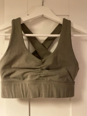 Sport-bh - En grå sport-bh i medium support! Köpt på Intersport. Ej använd mycket så i mycket bra skick!🫶🏼