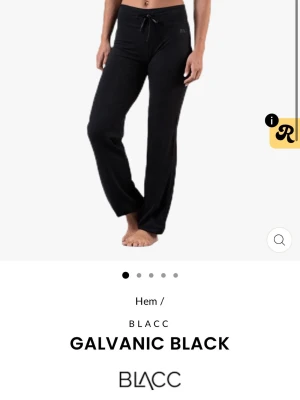 Söker dom här svarta byxorna! - Söker dom här byxorna från blacc i storlek xs/s. Dom finns att köpa på sportamore