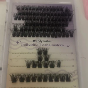 Wendy Lashes individuella franskluster - Individuella ögonfranskluster i svart från Wendy Lashes. Perfekta för att bygga upp volym och längd på fransarna. Klustren finns i olika längder (12-16 mm) och är gjorda av syntetmaterial för en naturlig look.