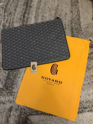 Grå goyard väska - Väska som kan användas som dator fodral eller som en vanlig väska. 30x40cm är storleken. Helt felfri