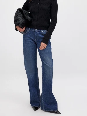 Blå wide jeans med låg midja - Säljer ett par ljusblå jeans med wide fit och låg midja från NA-KD. Klippta, passar mig som är 165 och de går över skorna. Storlek 38<3