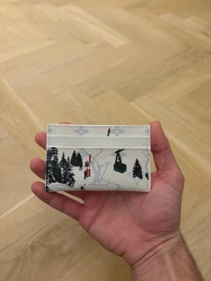 Vit plånbok  - Plånbok med skid motiv